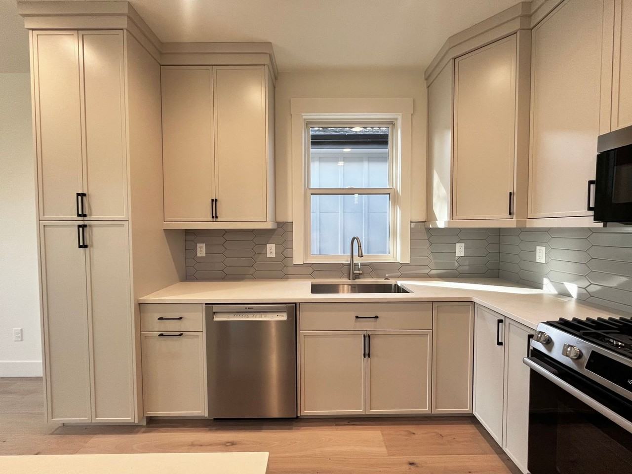 626 E Krall St - Photo 7 of 35