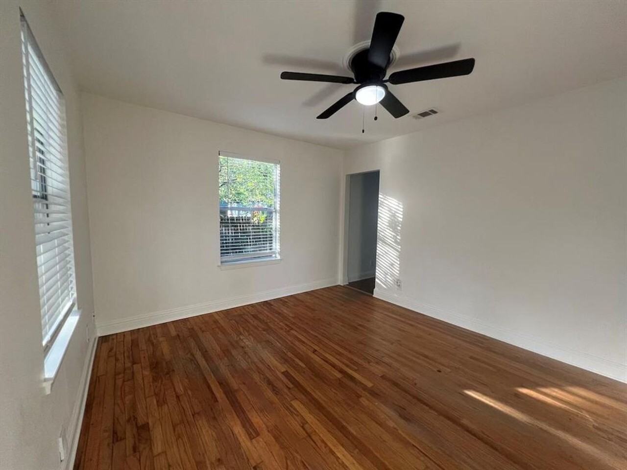 928 E 56th St - Photo 6 of 30