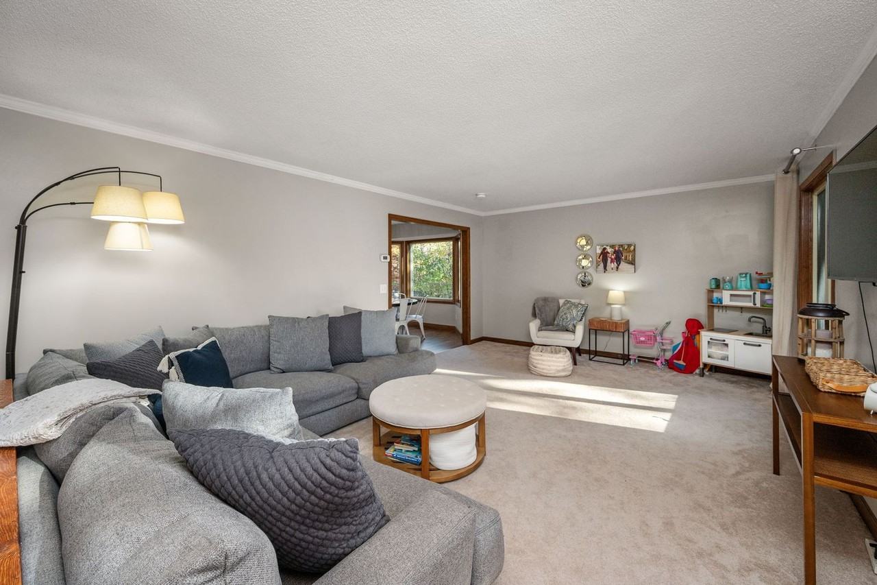 16425 Kingswood Ct - Photo 4 of 37