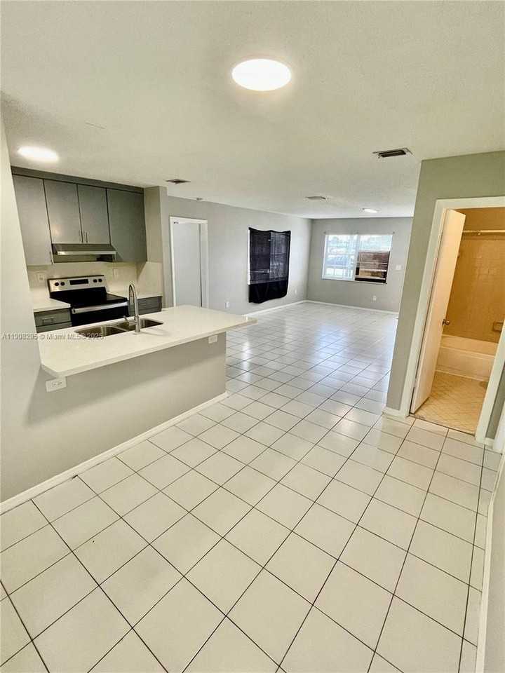 5532 Sw 22nd St - Photo 3 of 23