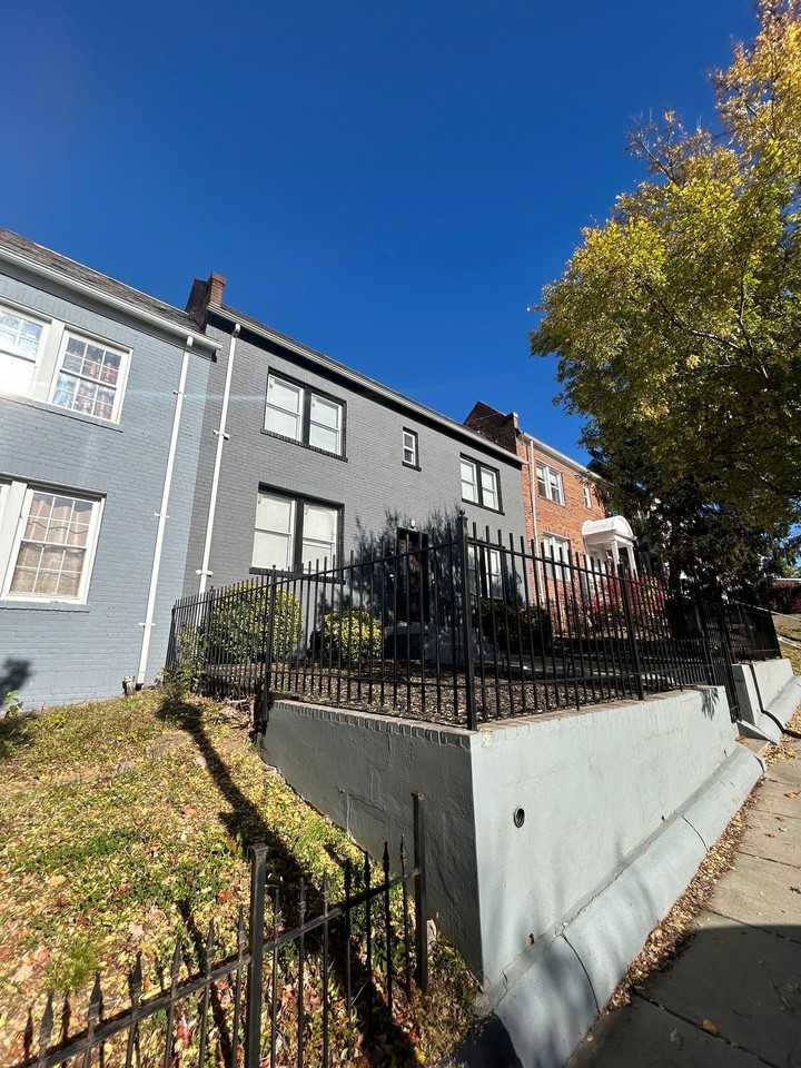 25% Off Dec Rent for 12/15/25 Lease up BAND NEW 2 + 1 /// low utilities - Photo 6 of 6