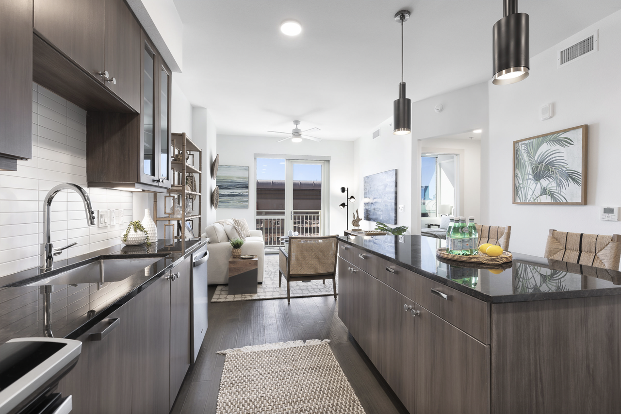 900 North Interstate Highway 35 - Photo 2 of 10