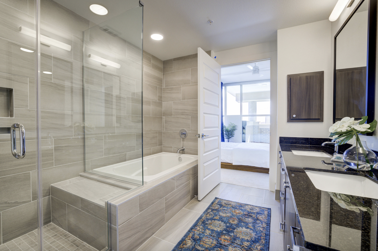 900 North Interstate Highway 35 - Photo 6 of 10