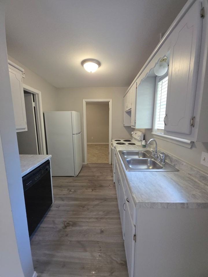 600 East 7th Street - Photo 3 of 11