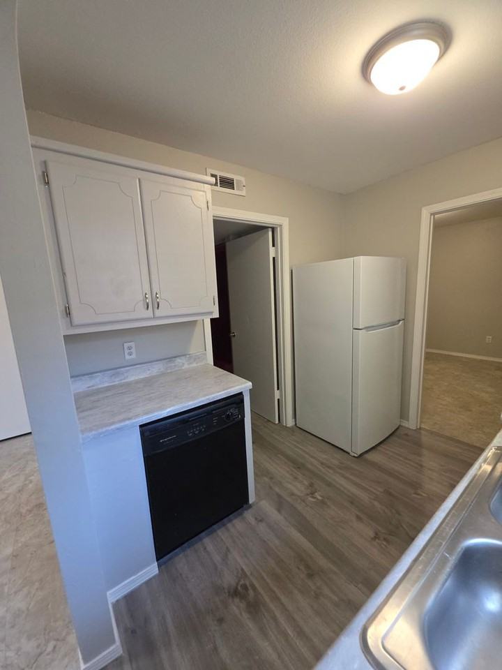 600 East 7th Street - Photo 4 of 11