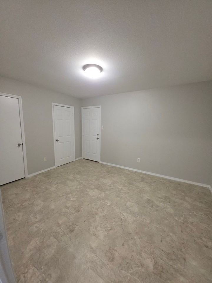 600 East 7th Street - Photo 7 of 11