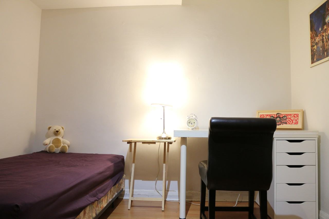 Looking for quiet student,Furnished & Utilities INCLUDED(Mcgill) - Photo 2 of 12