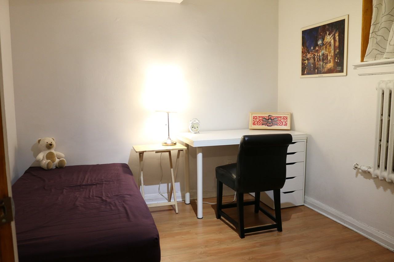 Looking for quiet student,Furnished & Utilities INCLUDED(Mcgill) - Photo 3 of 12
