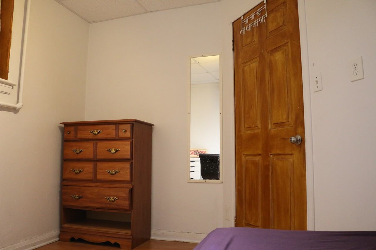 Looking for quiet student,Furnished & Utilities INCLUDED(Mcgill) - Photo 4 of 12