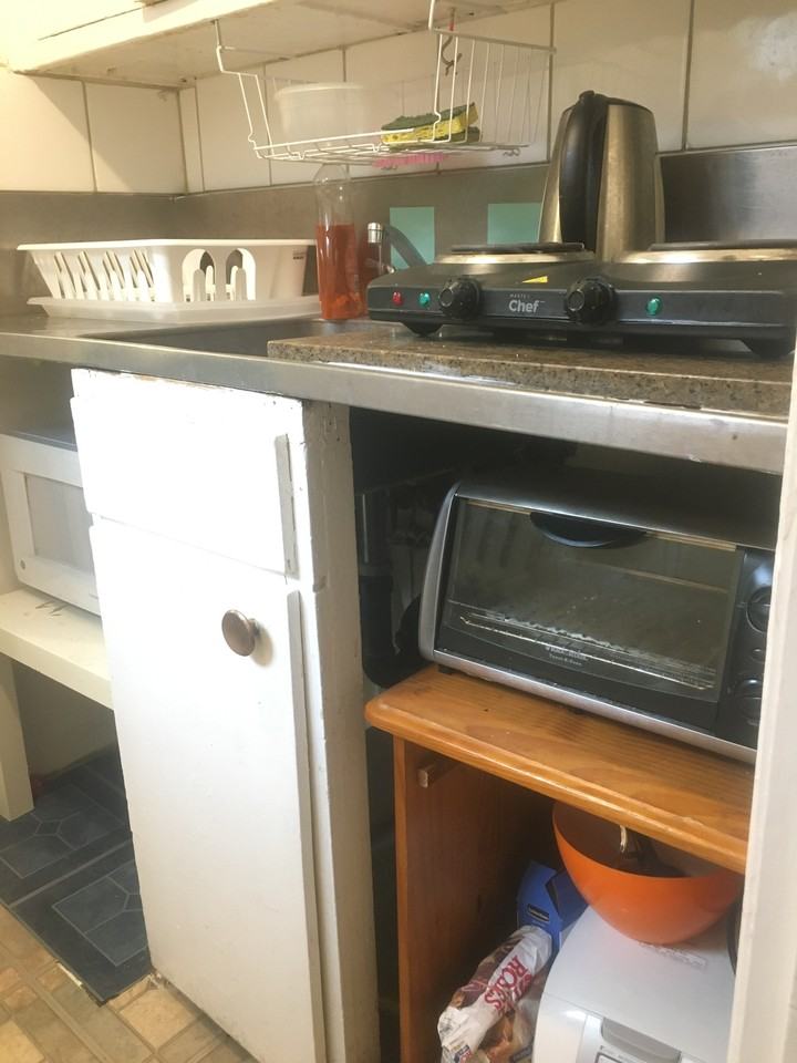 Looking for quiet student,Furnished & Utilities INCLUDED(Mcgill) - Photo 7 of 12