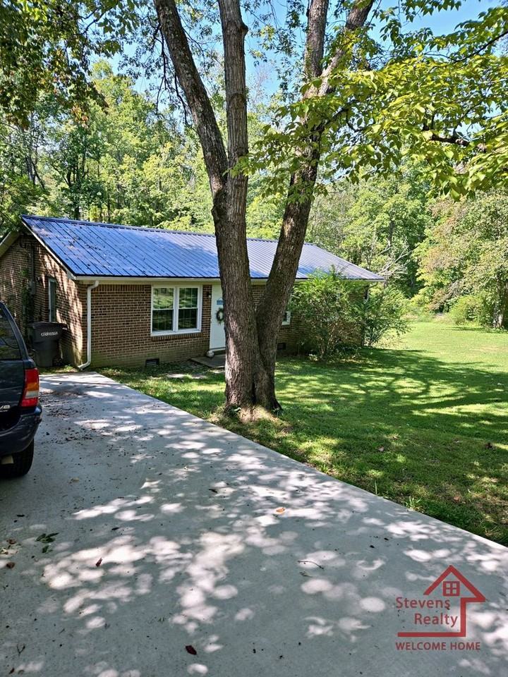 2050 Wildwood Rd - Photo 2 of 11