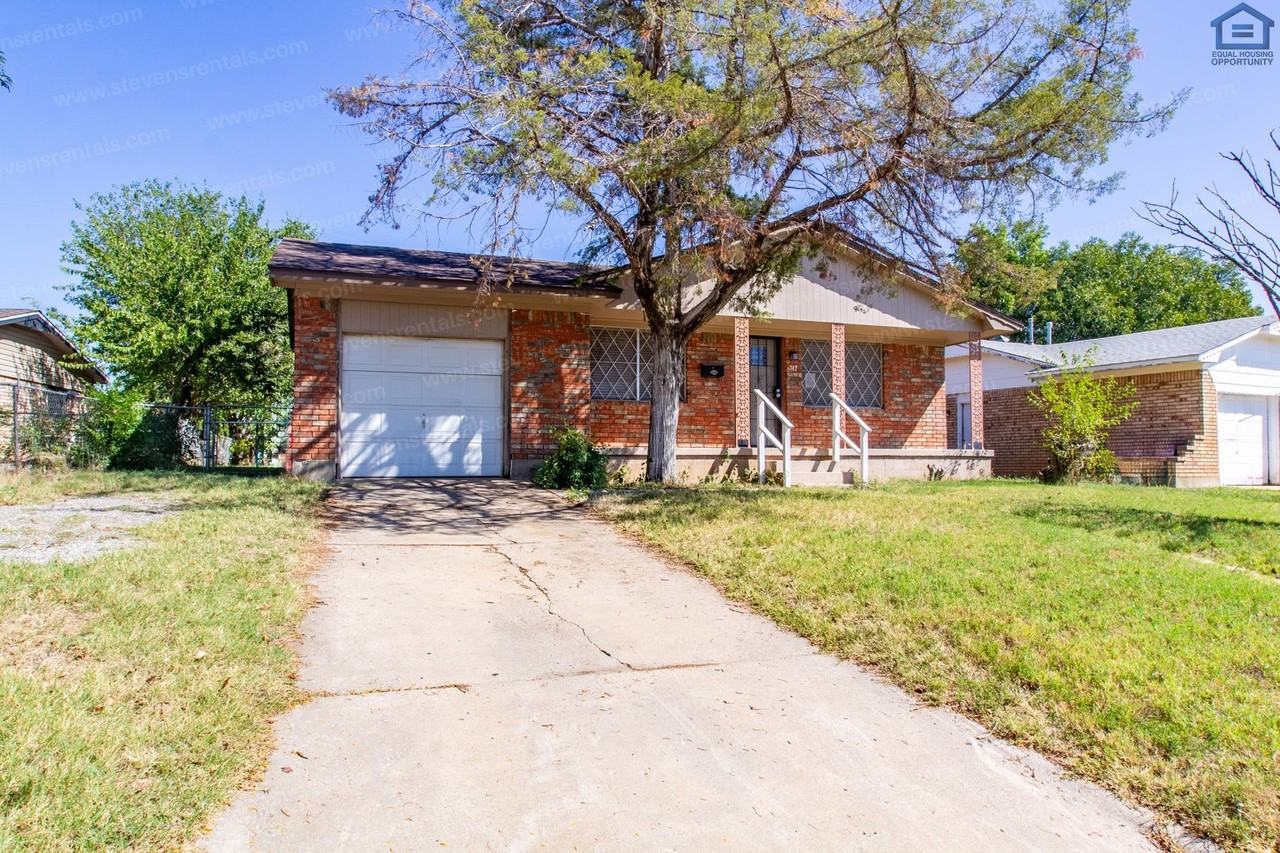 717 Southwest Ranch Oak Boulevard - Photo 2 of 29