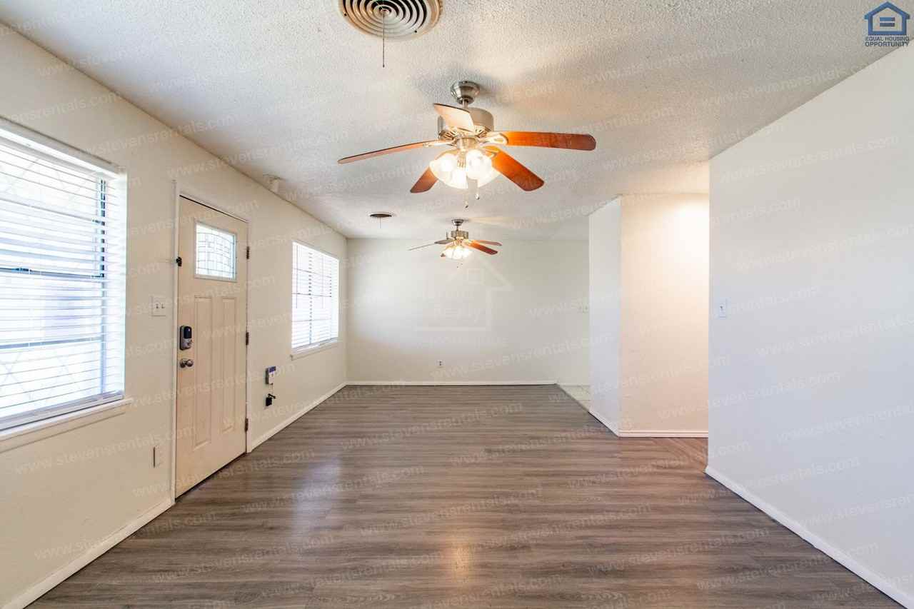 717 Southwest Ranch Oak Boulevard - Photo 5 of 29