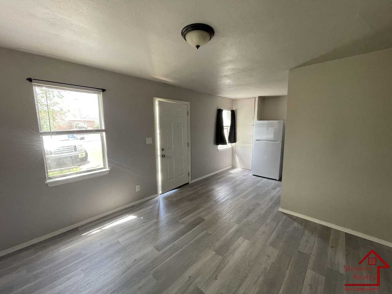 1315 Sw E Ave #A - Photo 5 of 11