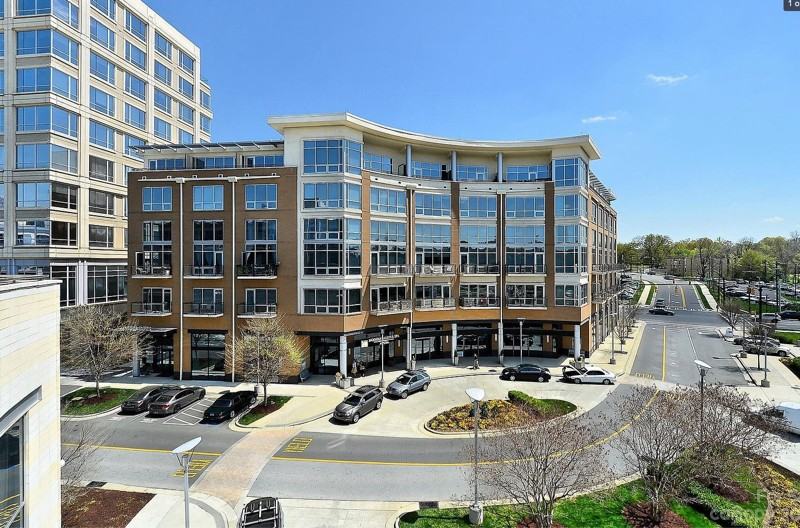 1133 Metropolitan Ave #203