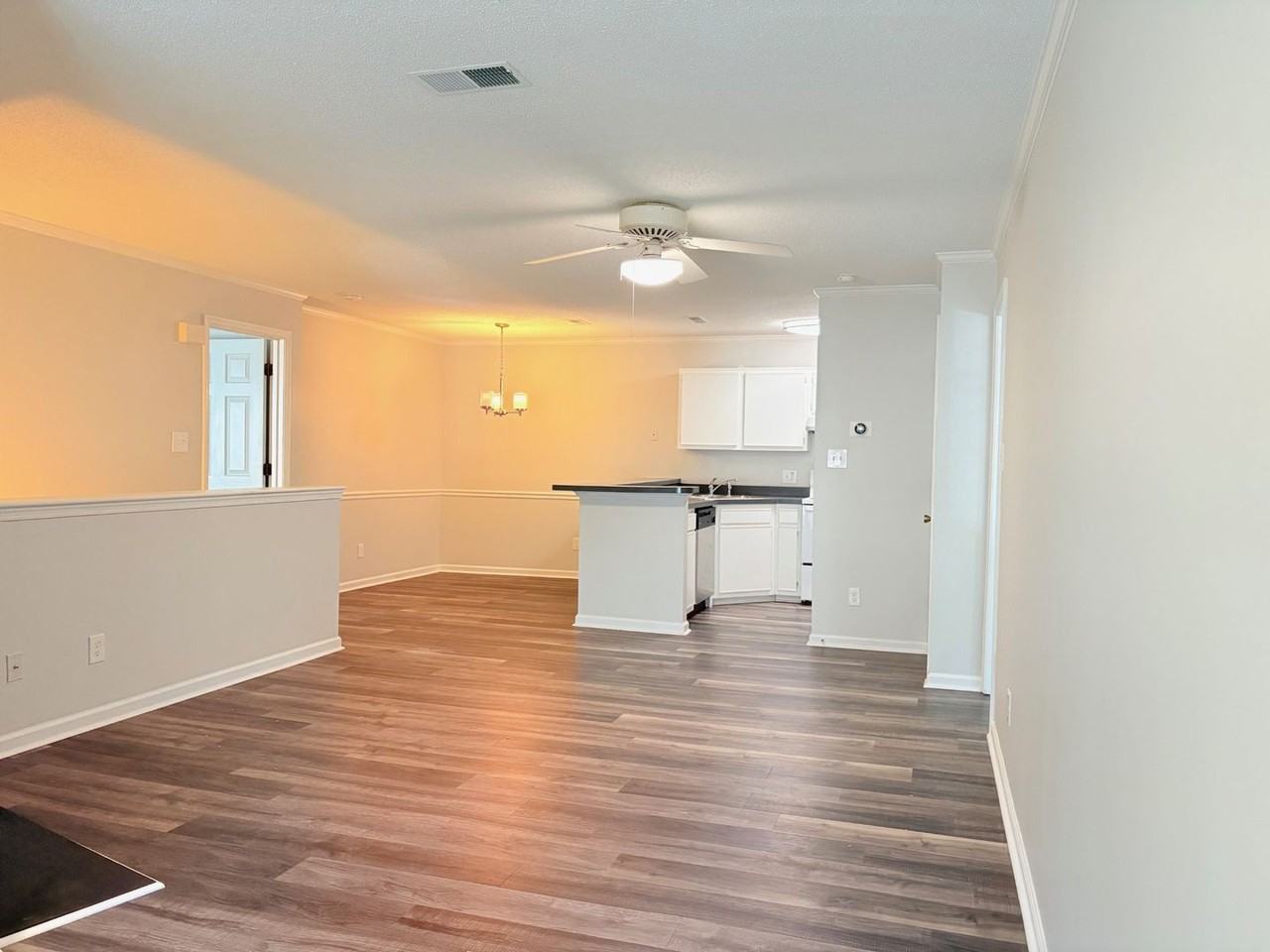 105 Stratford Dr Apt H - Photo 2 of 15