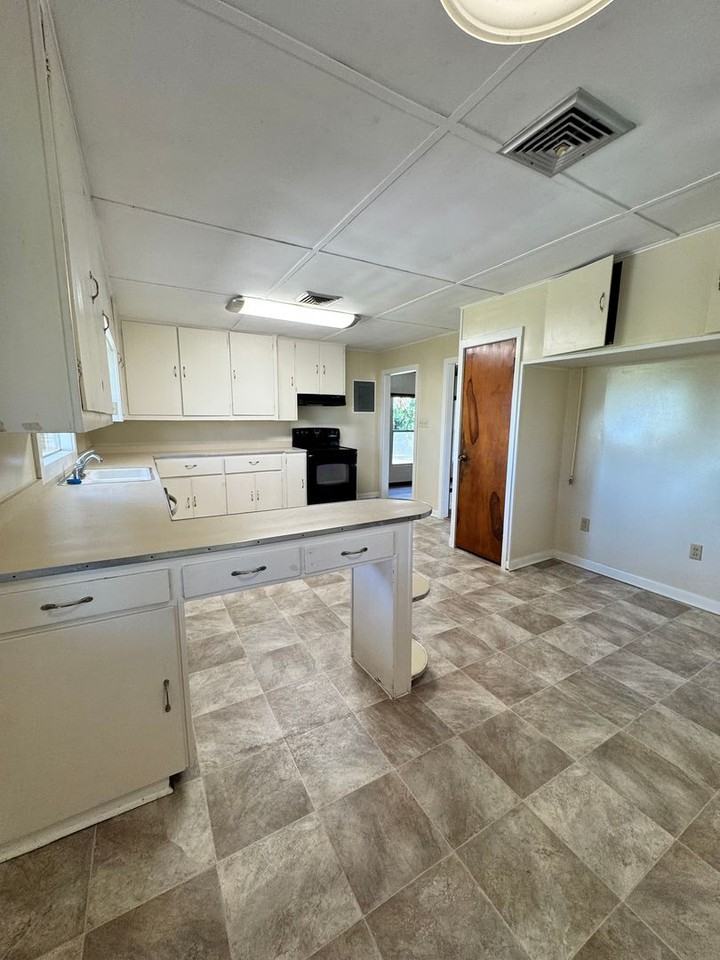 11850 Schambeau Rd - Photo 5 of 17