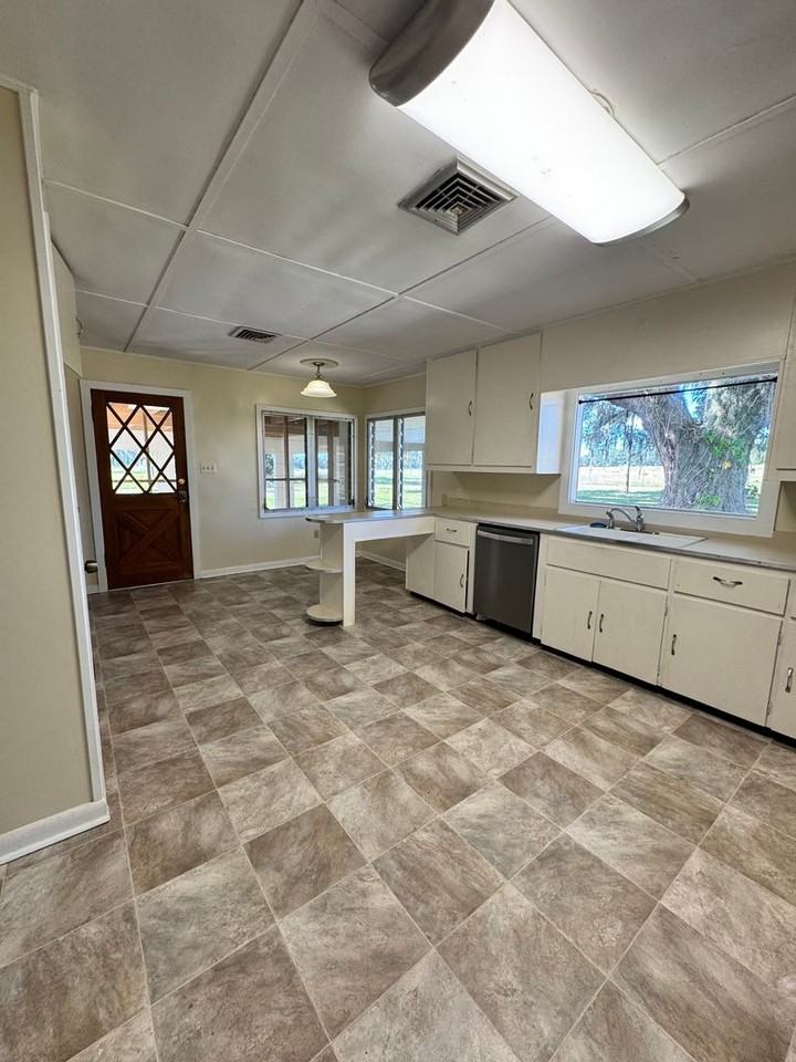 11850 Schambeau Rd - Photo 6 of 17