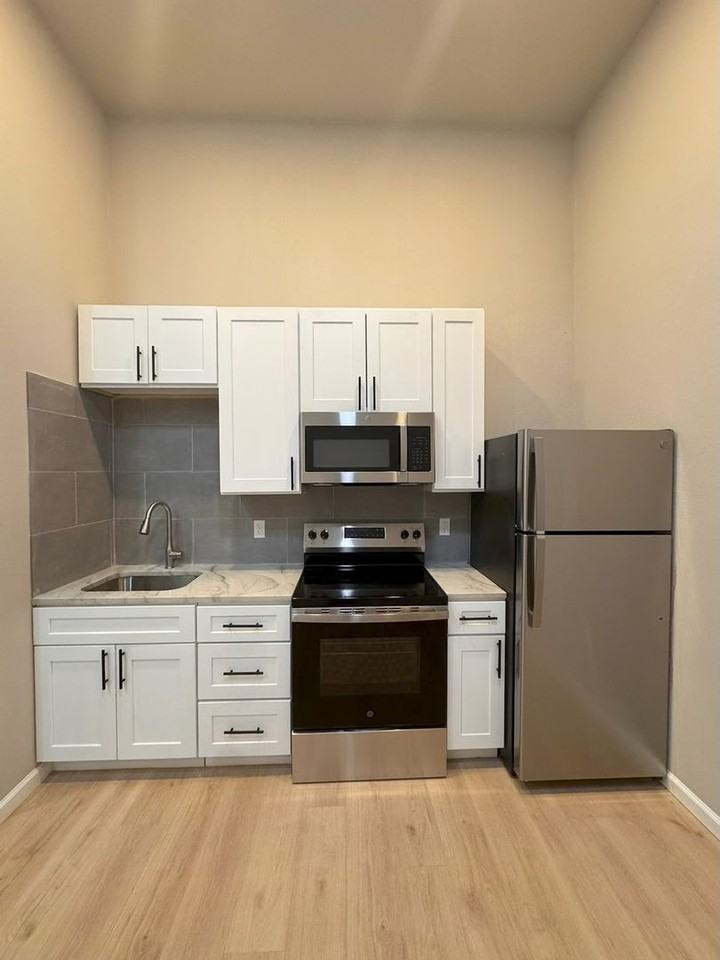 418 S Commercial St - Photo 2 of 7