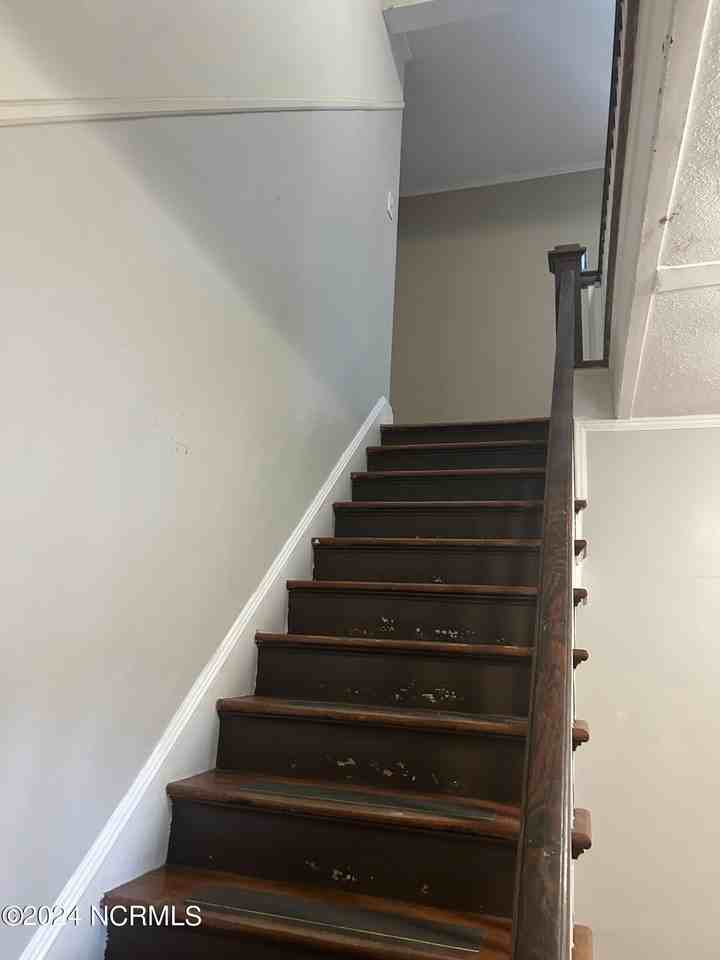 180 N Bennett St Apt 5 #5 - Photo 2 of 10