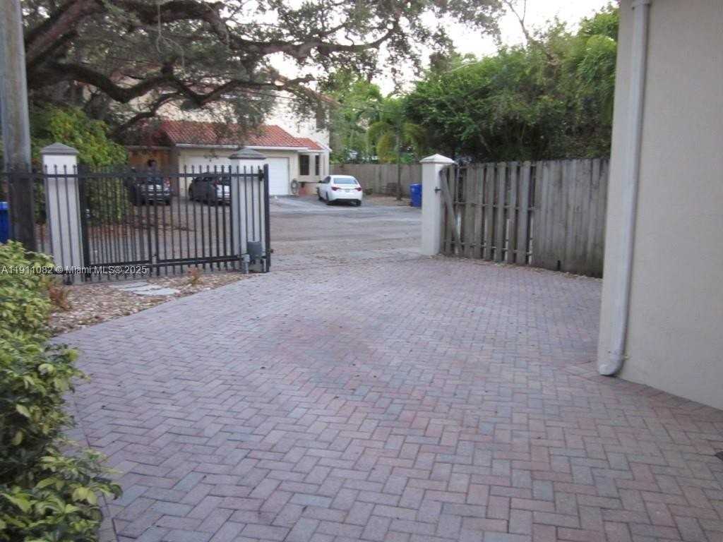 2920 Catalina Street #2920 - Photo 2 of 30