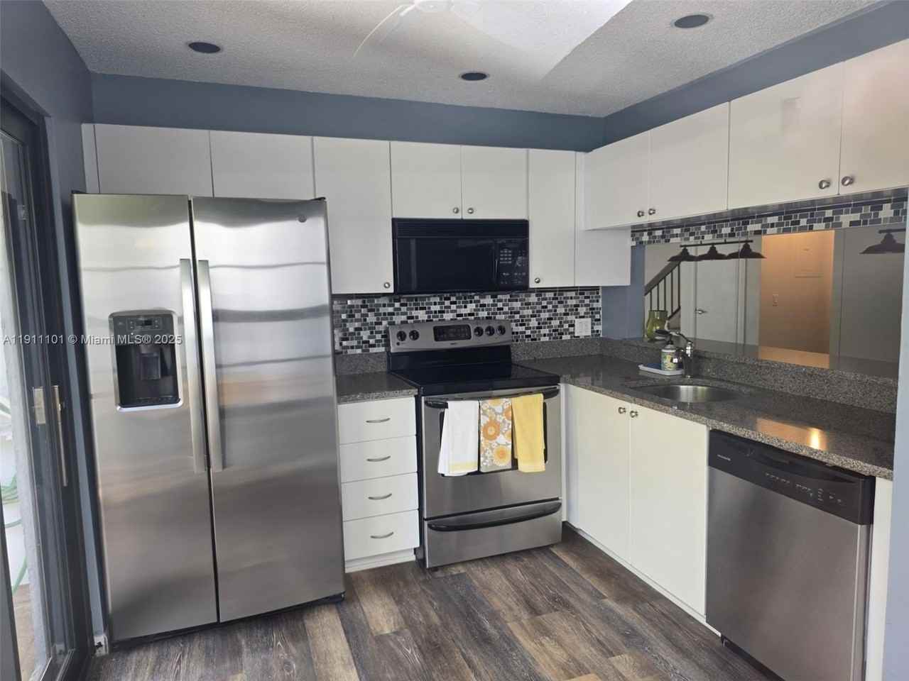 20900 Leeward Ct #213-1 - Photo 2 of 33