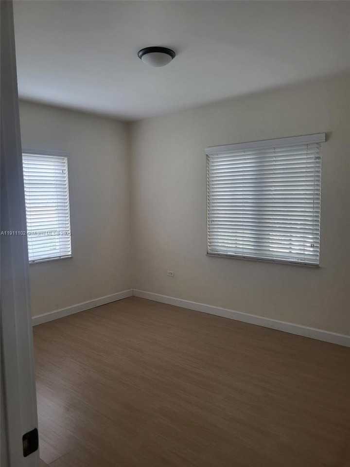 215 Sidonia Ave #4 - Photo 6 of 14