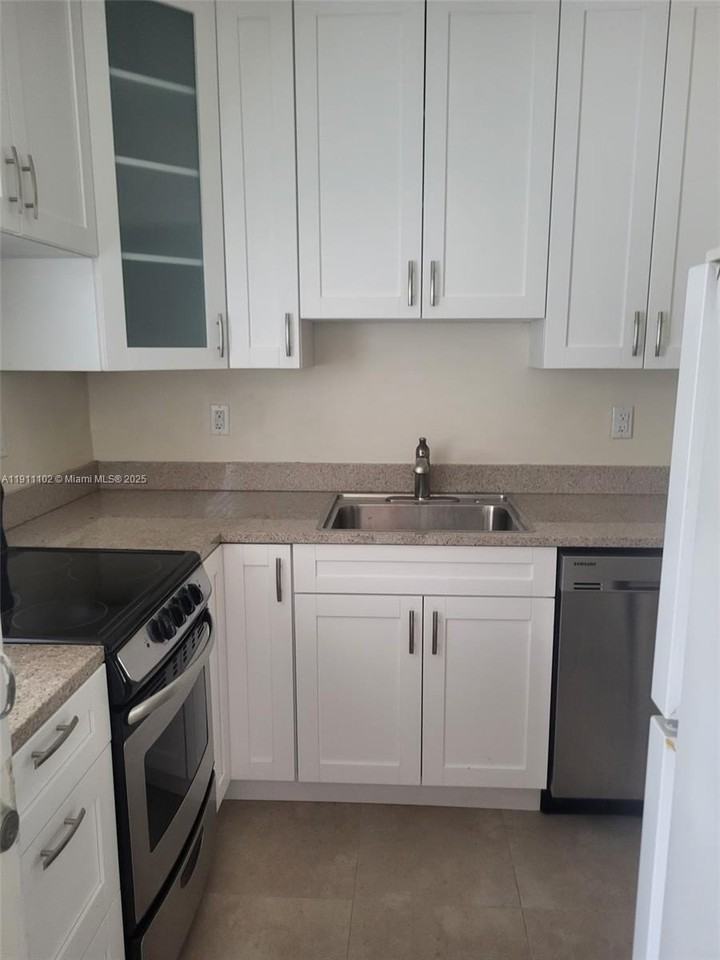 215 Sidonia Ave #4 - Photo 7 of 14