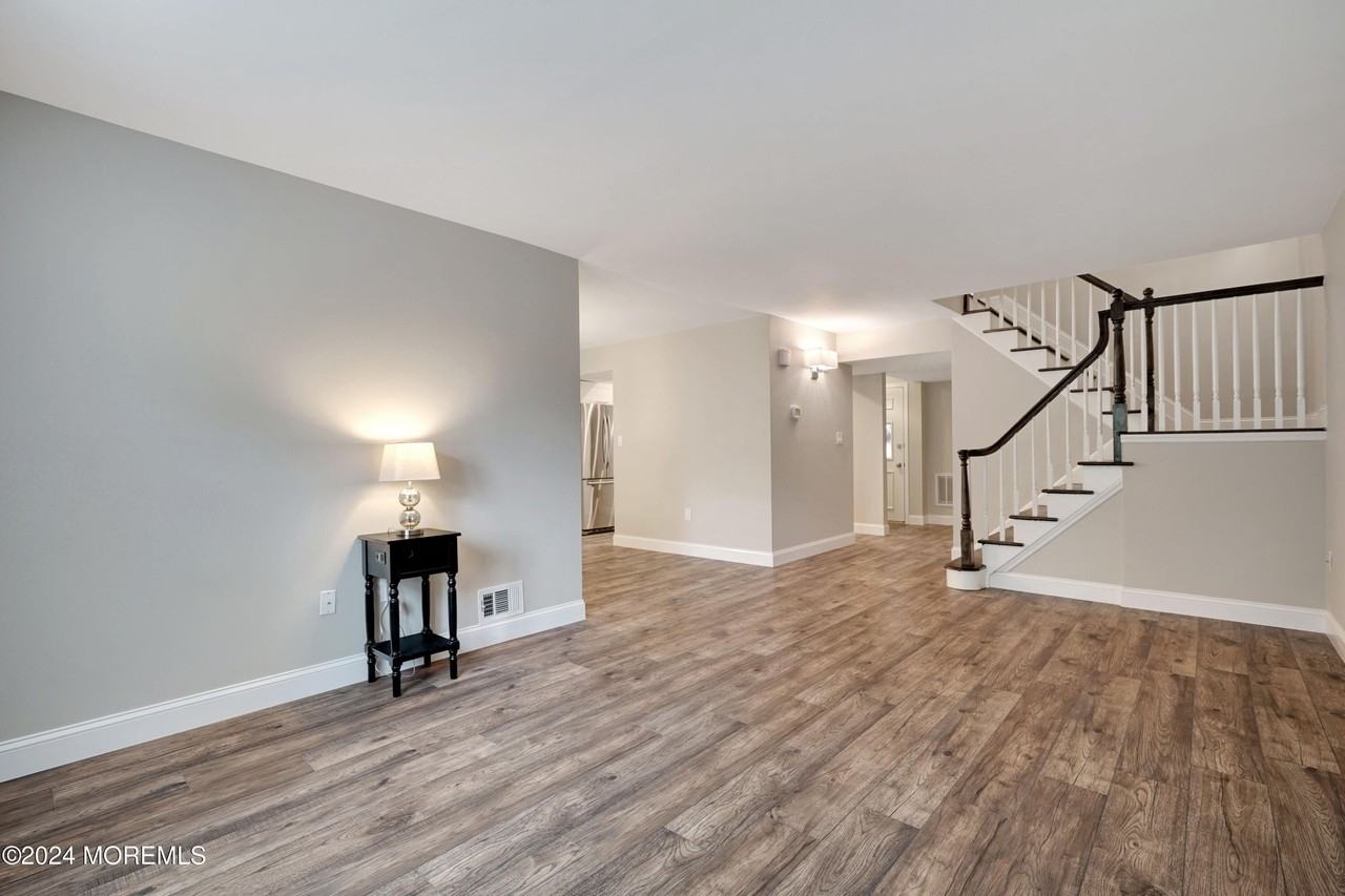 47 Apple Dr - Photo 2 of 32