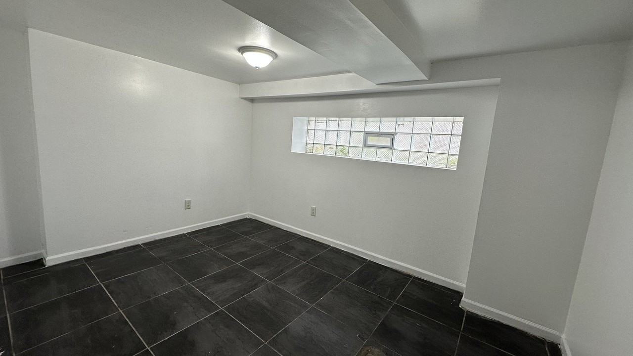 5830 N Artesian Ave #G - Photo 4 of 11