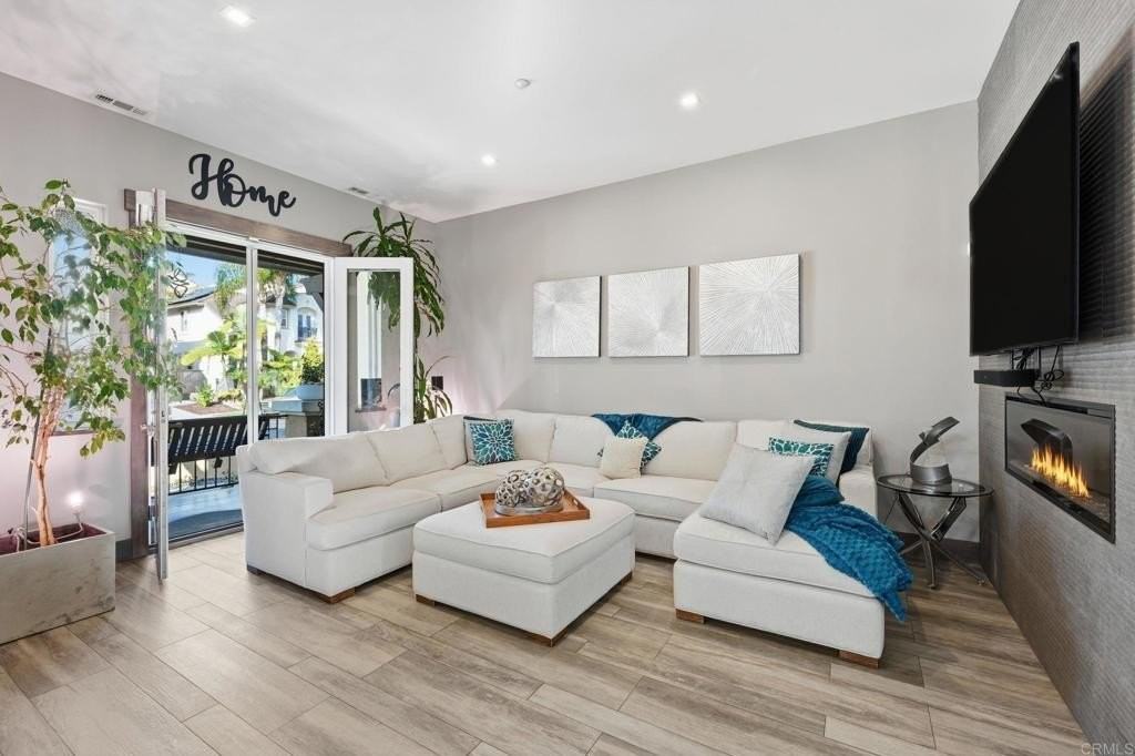 1109 Hampton Ct - Photo 5 of 40