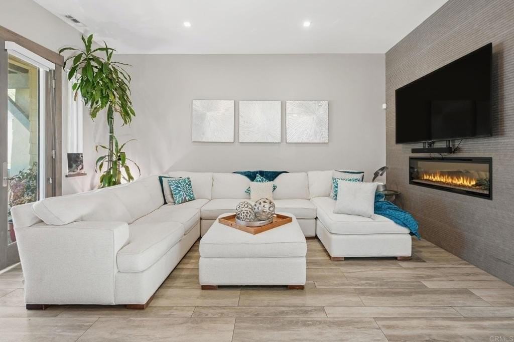 1109 Hampton Ct - Photo 6 of 40