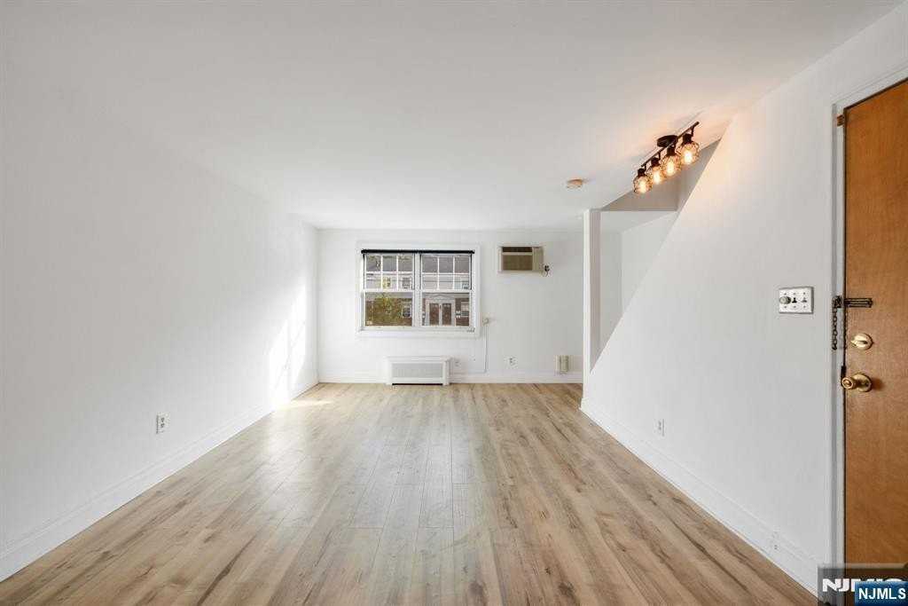 25B Hastings Ave - Photo 3 of 14