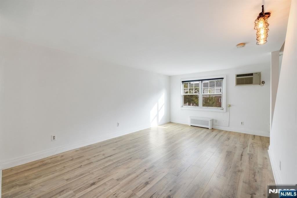 25B Hastings Ave - Photo 4 of 14