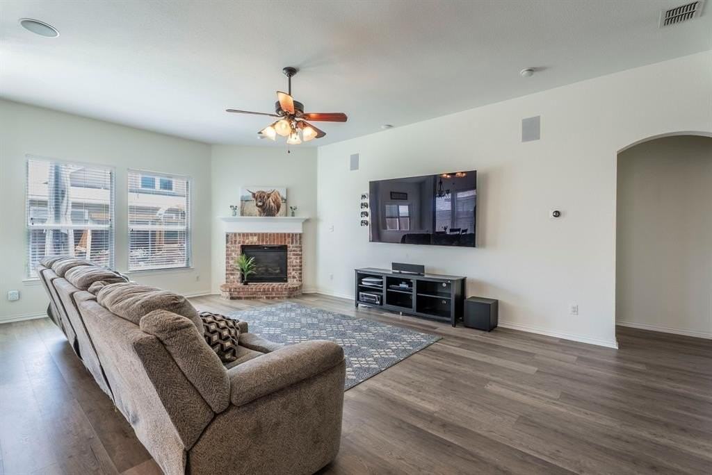 1404 Kittyhawk Dr - Photo 2 of 32