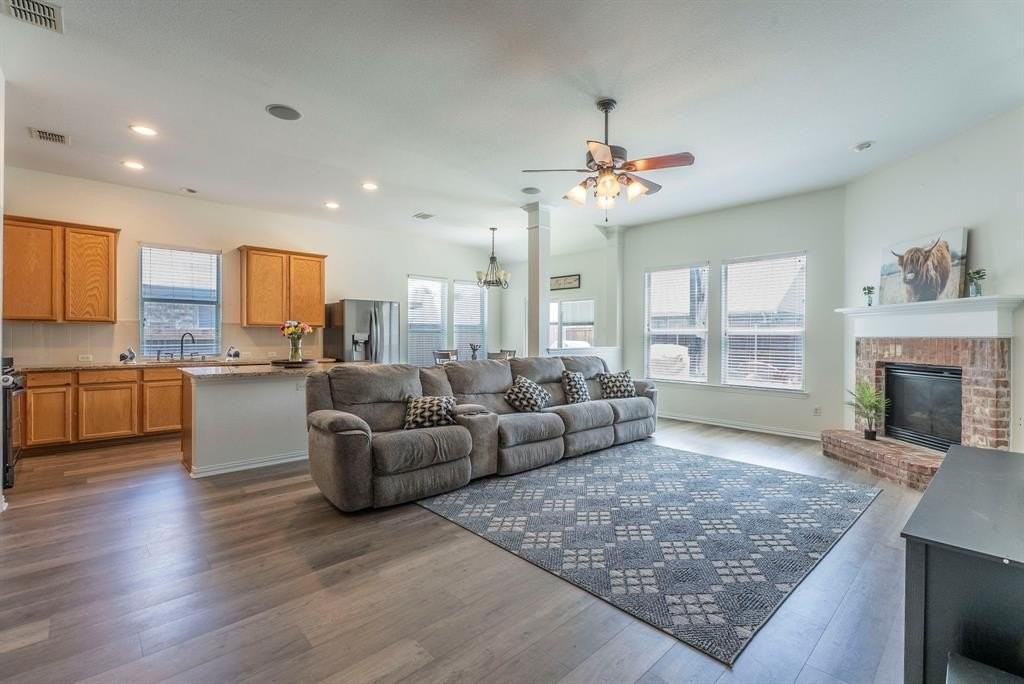 1404 Kittyhawk Dr - Photo 3 of 32