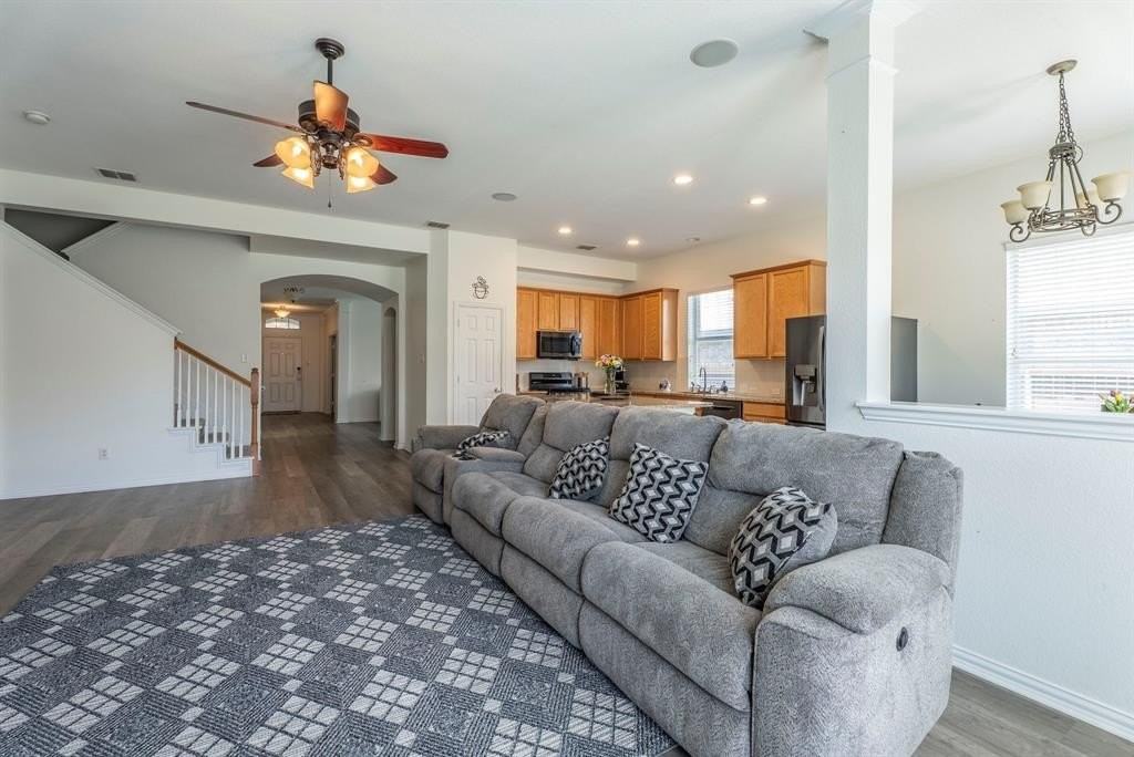 1404 Kittyhawk Dr - Photo 4 of 32