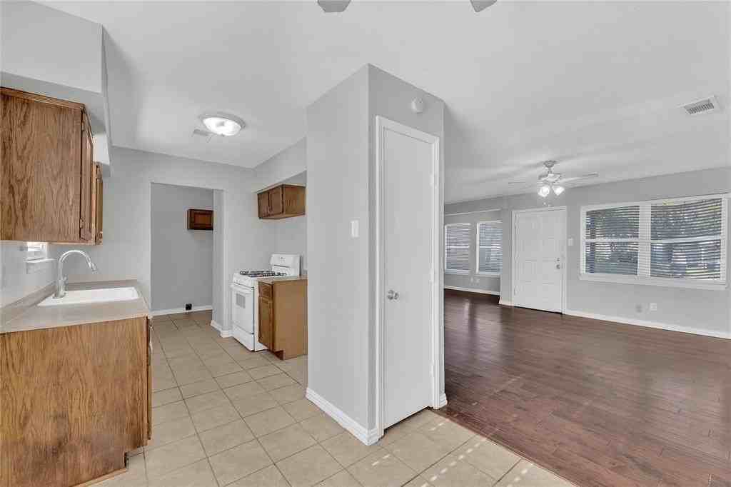 1325 East Park Drive - Photo 4 of 13