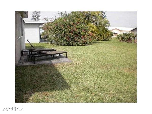 7006 NW 99th Way - Photo 2 of 10
