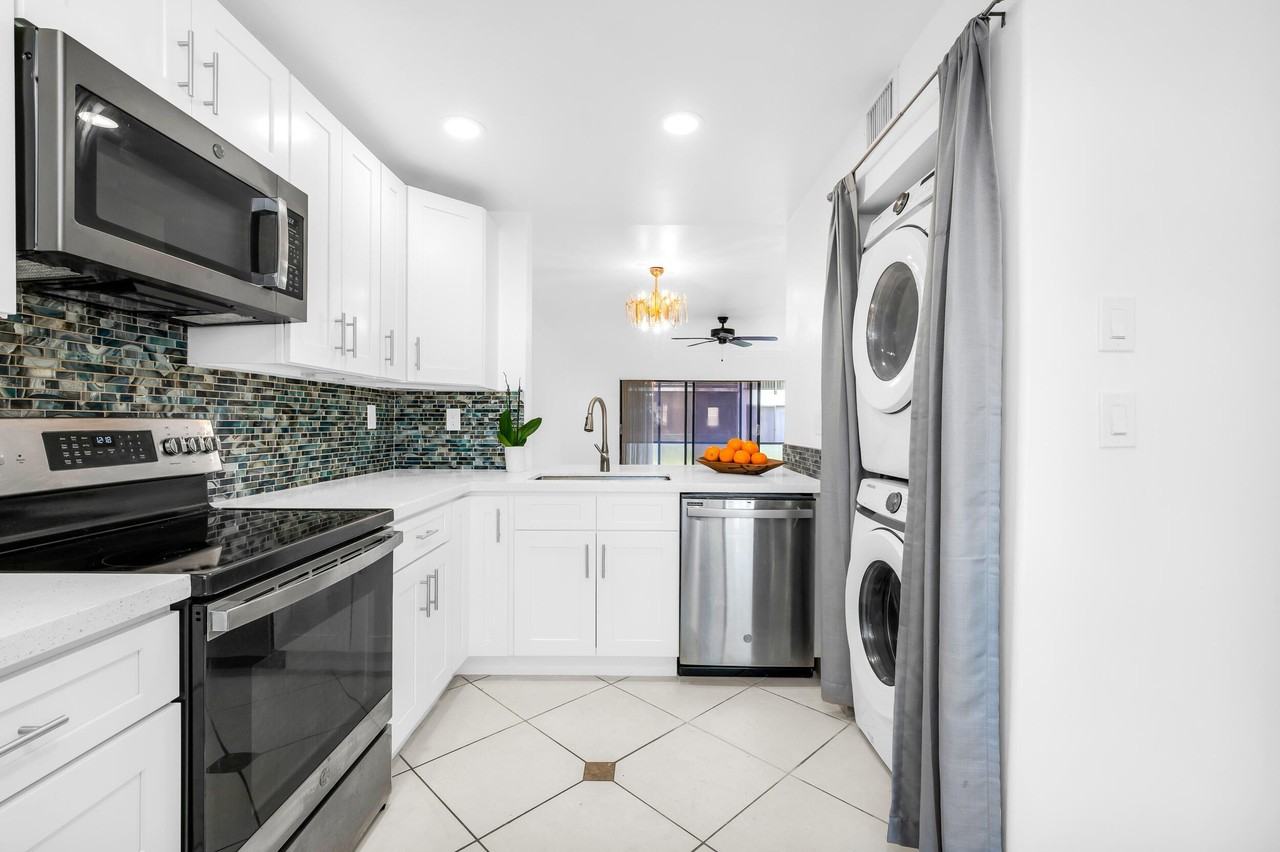 153 West Laurel Drive #1003 - Photo 4 of 15