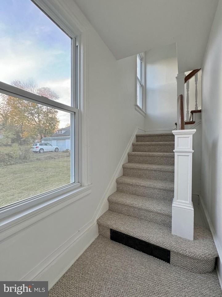 1121 Rosedale Ave - Photo 6 of 37