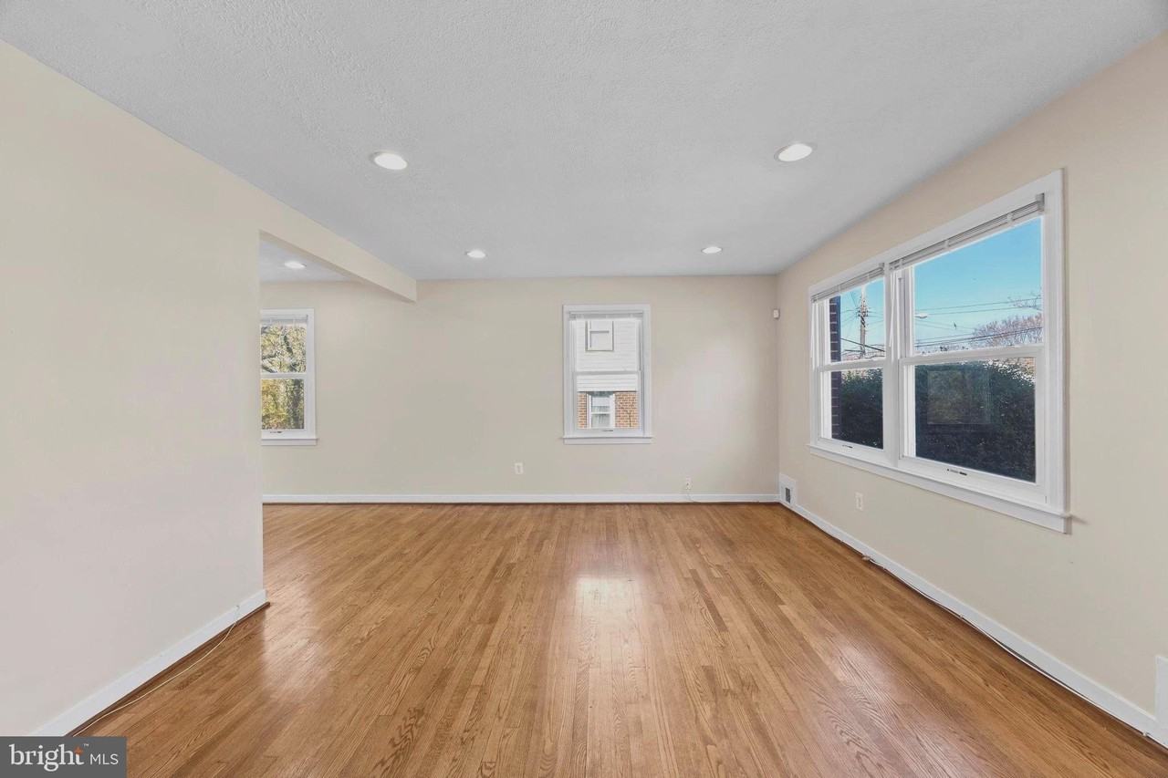 4605 Akron St - Photo 6 of 38