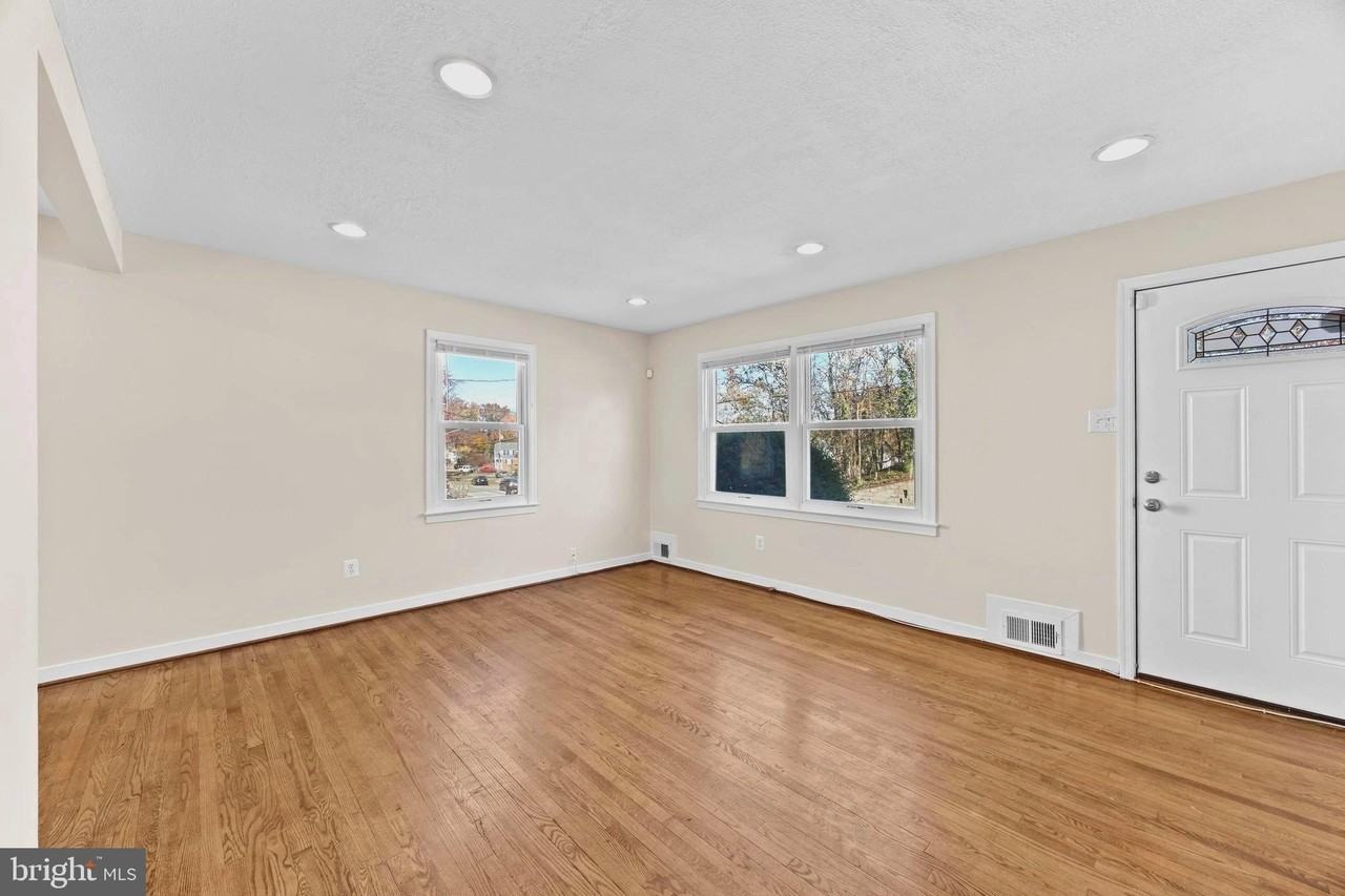 4605 Akron St - Photo 7 of 38