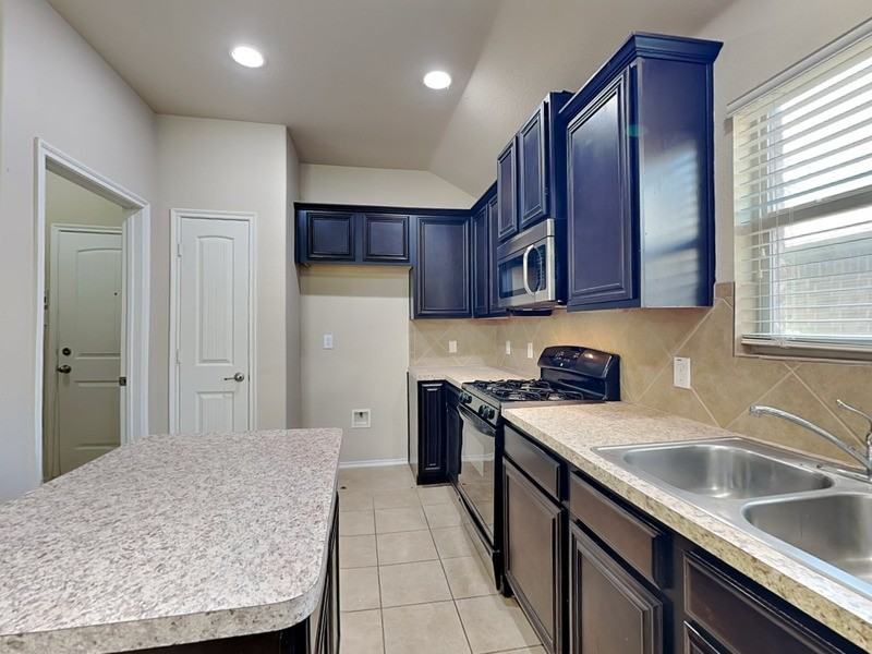 1114 Bexar Ave - Photo 4 of 17