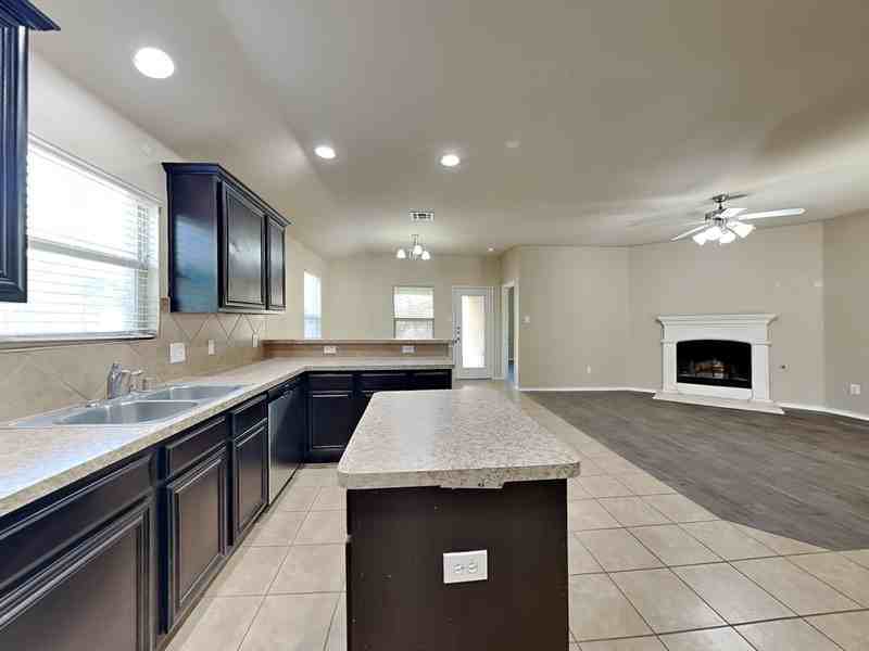 1114 Bexar Ave - Photo 5 of 17