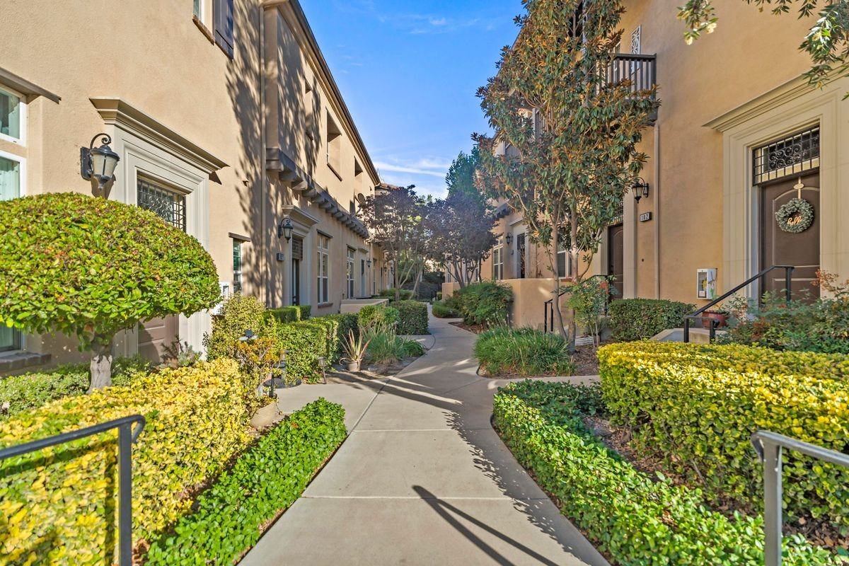 4437 Owens St - Photo 2 of 32