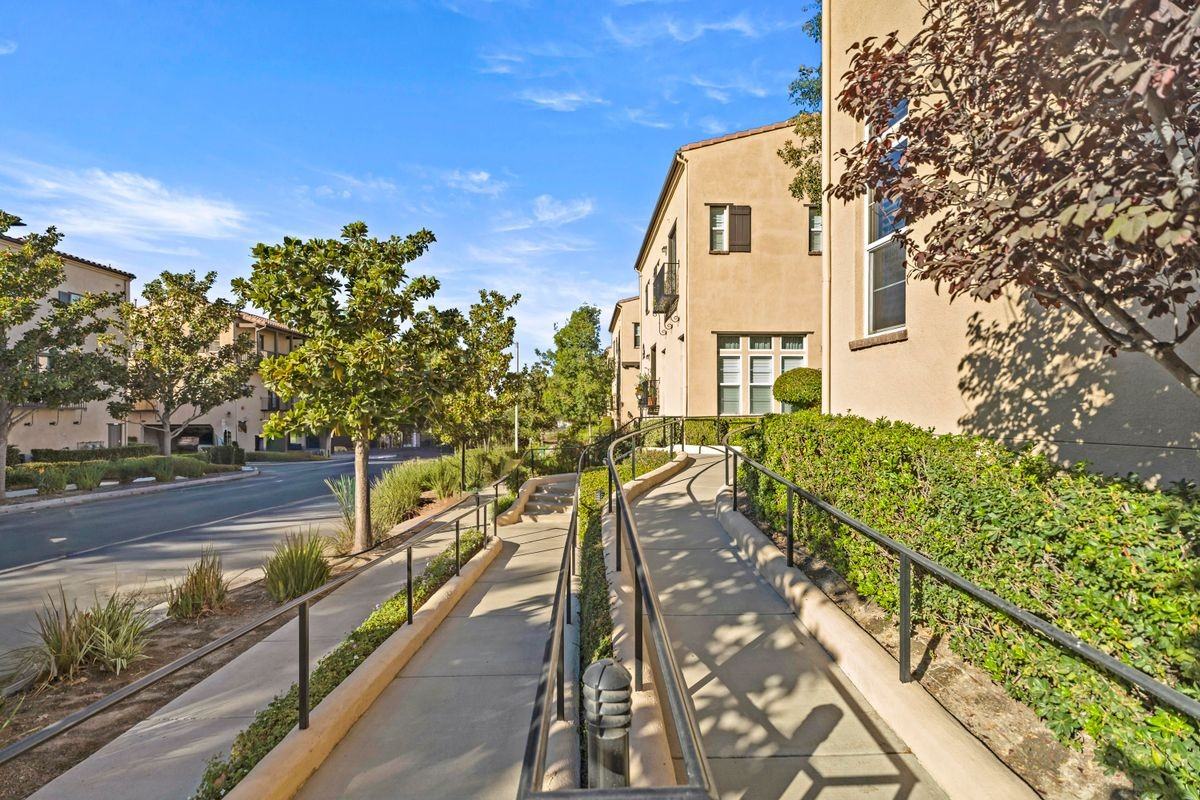 4437 Owens St - Photo 3 of 32