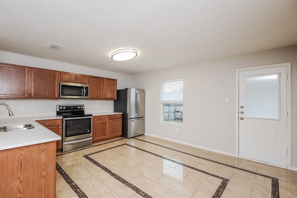 8123 Stowe Springs Ln - Photo 5 of 16