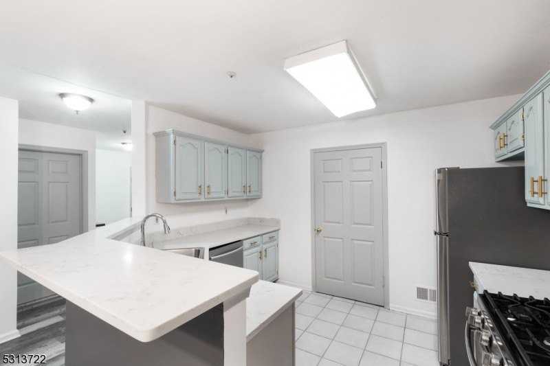 237 Potomac Dr - Photo 7 of 23