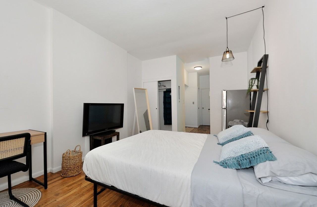 474 9th Ave #1323932P - Photo 5 of 21